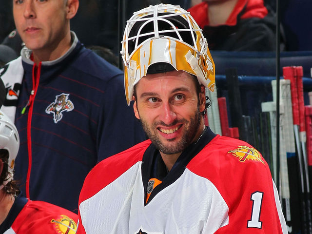 Luongo executes perfectly timed videobomb before warmups