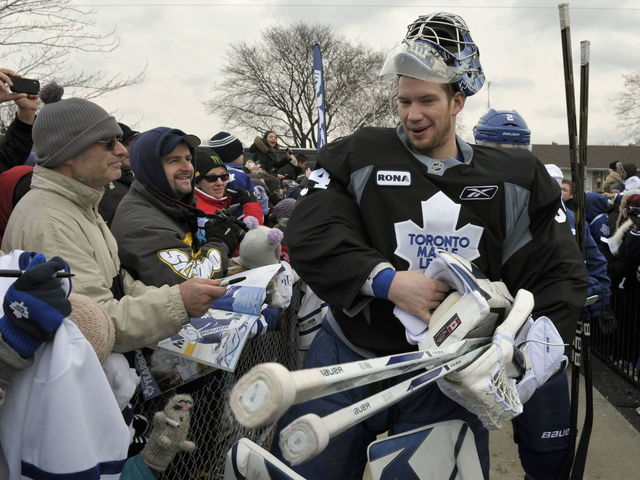 PHOTOS: Maple Leafs, Canadiens take practices outdoors
