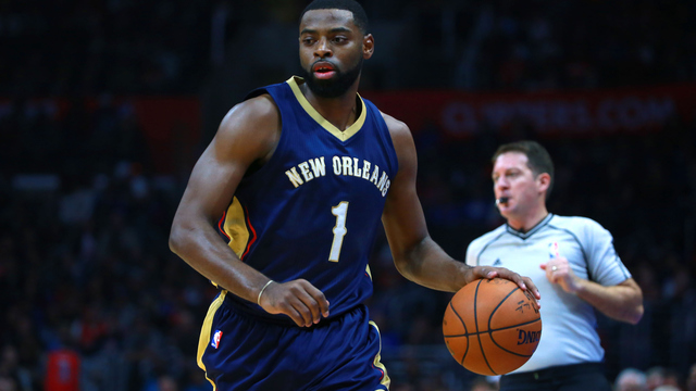 Tyreke Evans leaves game vs. Kings with knee injury