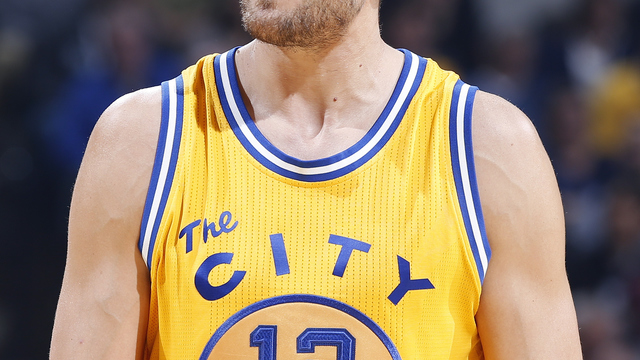 VIDEO: Bogut throws bullet pass right in Jokic's grill