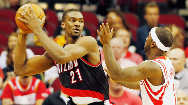 Look: Noah Vonleh autographs fan's marijuana grinder