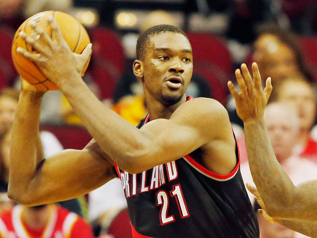Look: Noah Vonleh autographs fan's marijuana grinder