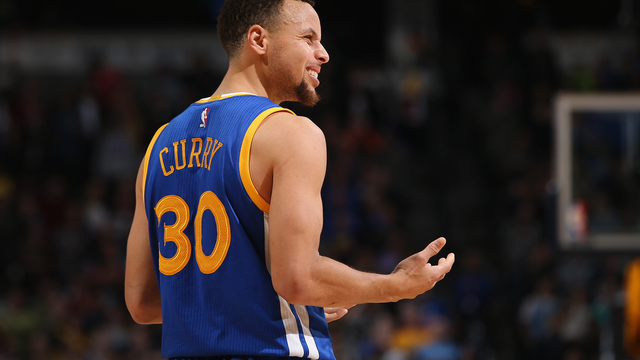 VIDEO: Curry pulls up for 30-foot 3-pointer late in 4th quarter