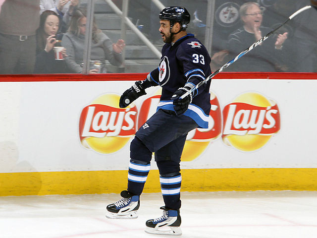 VIDEO: Jets' Byfuglien exits after falling awkwardly on shoulder