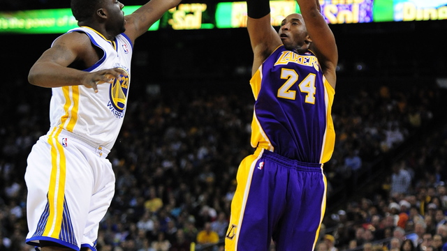 Kobe signs shoes for Draymond Green, tells him to 'make history'
