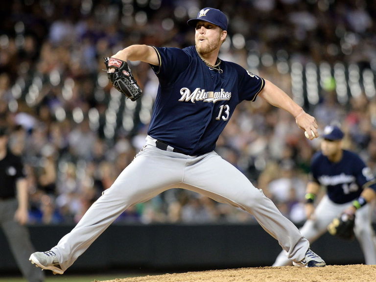 Brewers' Smith suffers knee tear taking off shoe | theScore.com