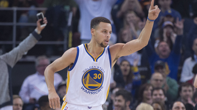 VIDEO: Stephen Curry dunks left-handed