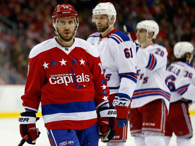 VIDEO: Raanta's diving stick save prevents Mike Richards' 1st Capitals' goal