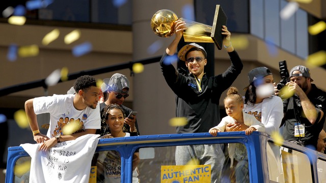 Curry hopes locker room at The Q 'still smells like champagne'