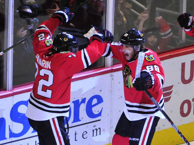 VIDEO: Kane sets up Panarin with ridiculous cross-ice backhand dish