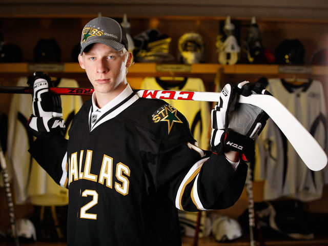 Stars summon top prospect Esa Lindell to help on blue line