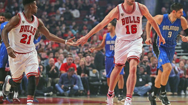 VIDEO: Butler sacrifices self, clears lane for Gasol's takeoff