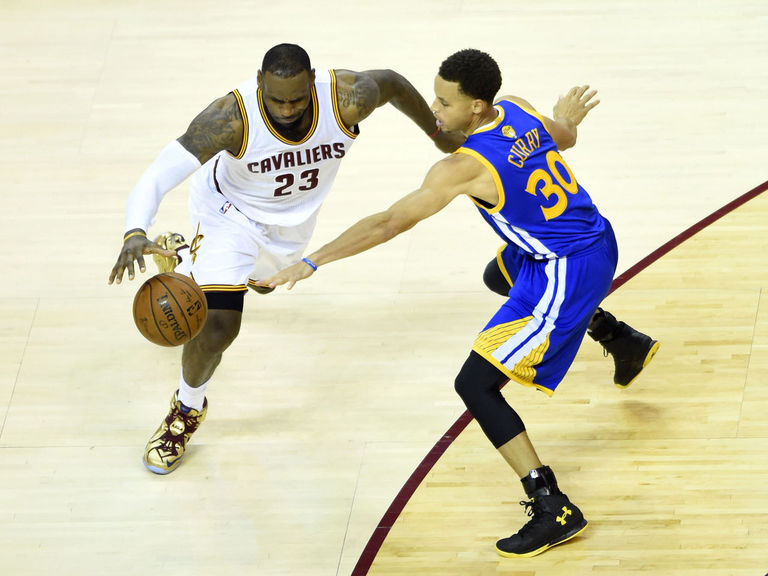 VIDEO Curry Steals It From LeBron Goes Coast To Coast TheScore video-curry-steals-it-from-lebron-goes-coast-to-coast-thescore