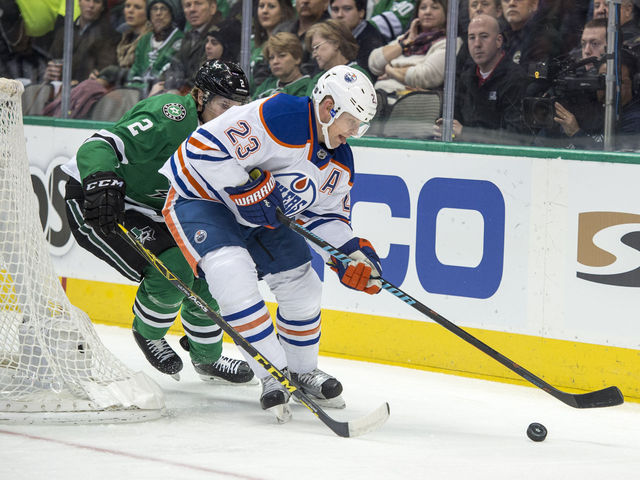 PHOTO: Hendricks cracks jock blocking slap shot