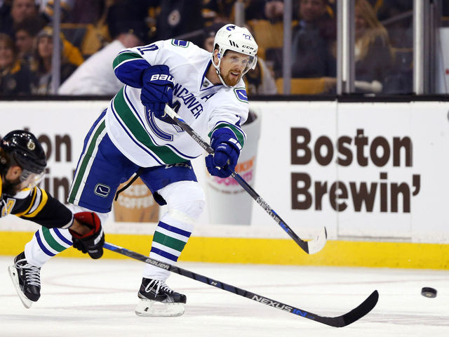 Daniel Sedin passes Markus Naslund for most goals in Canucks history
