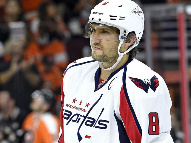 VIDEO: News team catches Ovechkin gassing up ahead of snowstorm