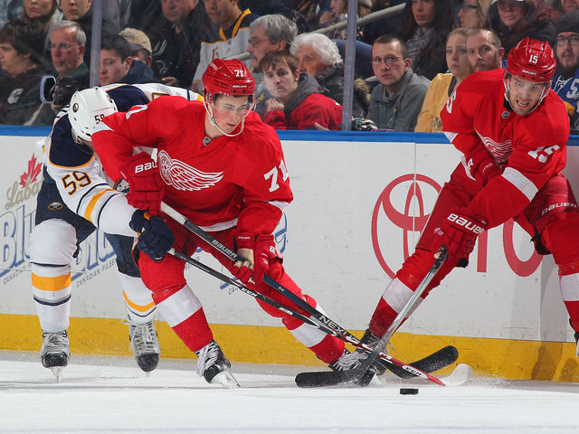 Red Wings' Larkin loses tooth, scores in win over Sabres