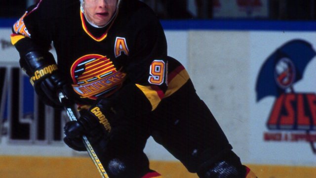 VIDEO: Canucks show off retro night uniforms