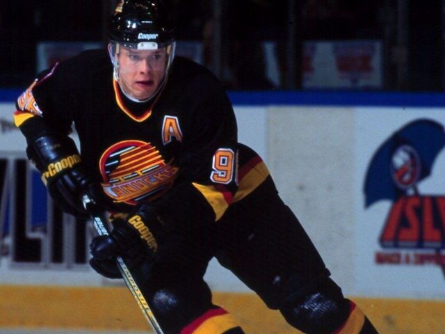 VIDEO: Canucks show off retro night uniforms