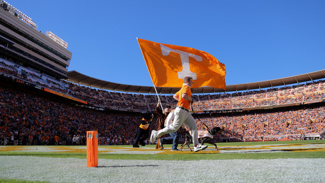 PHOTO: Tennessee commit gets romantic in recruiting attempt on roommate