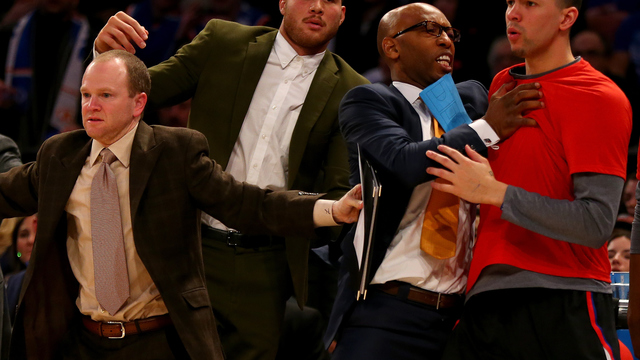 Griffin apologizes to Clippers for punching friend, breaking bone in hand