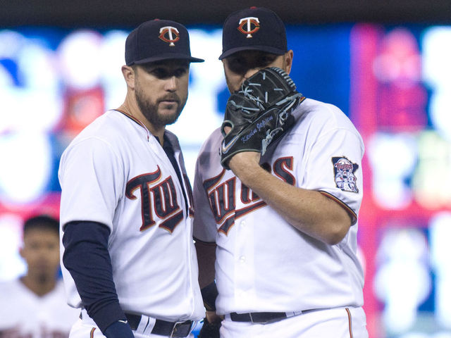 PHOTOS: Twins unveil alternate home jersey for 2016