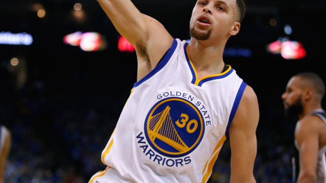 Curry breaks Korver's record with 3-pointer in 128th straight game