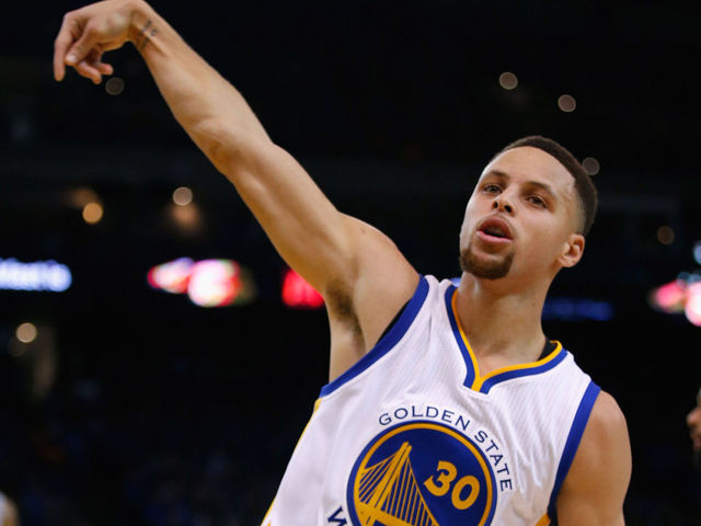 Curry breaks Korver's record with 3-pointer in 128th straight game