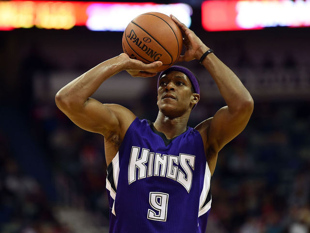 VIDEO: Rondo draws up play on whiteboard in Kings' huddle | theScore