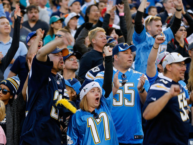 Chargers balance risk, reward by delaying L.A. decision