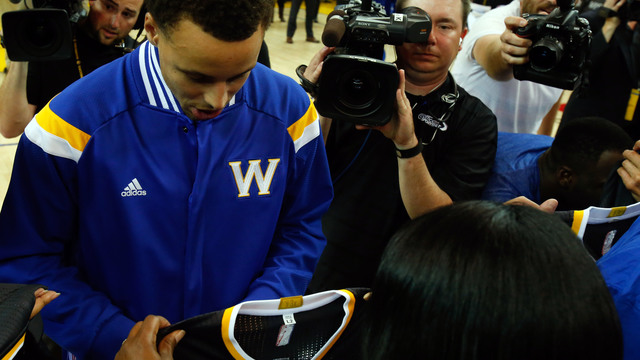 VIDEO: Philly fans creatively angle for Curry's autograph