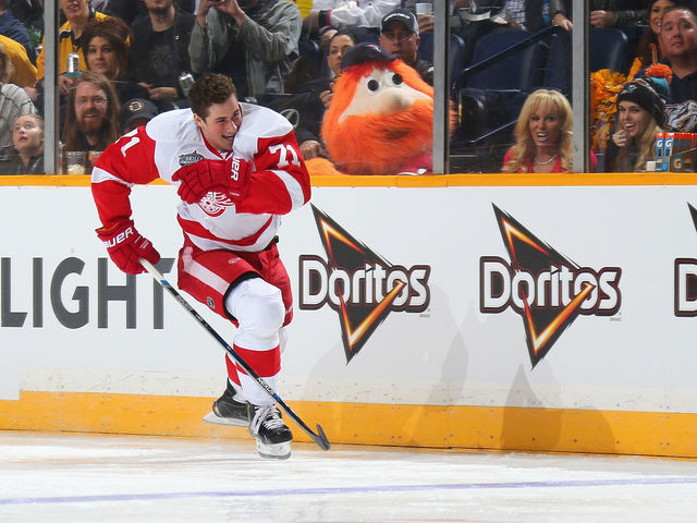 Dylan Larkin wins Fastest Skater challenge, sets record at All-Star Skills Competition