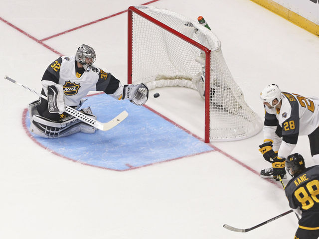 VIDEO: Quick reaches back to make save of the All-Star Game