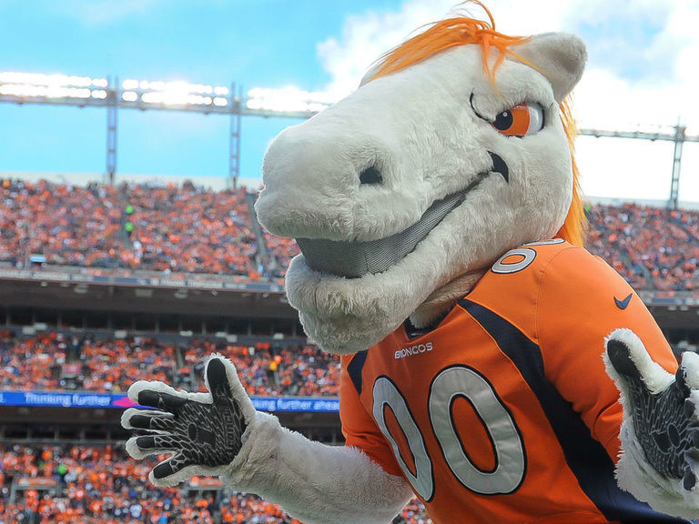 PHOTO: Broncos mascot visits 'Full House' | theScore.com