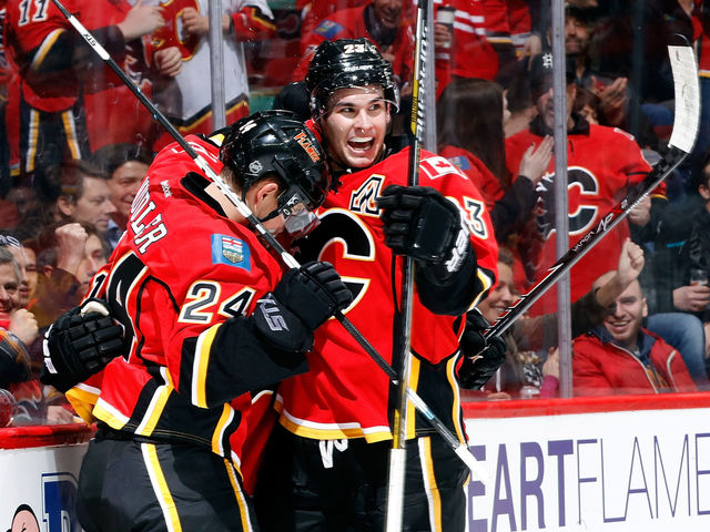 Monahan's career night helps Flames snap 3-game losing skid