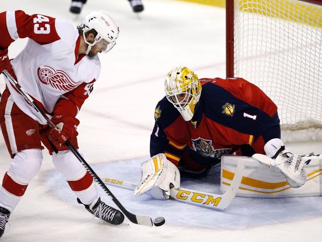 Roberto Luongo moves into 7th on NHL's all-time wins list