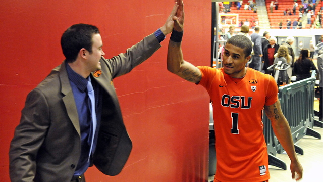 VIDEO: Oregon State tops Utah thanks to last-second foul on half-court heave