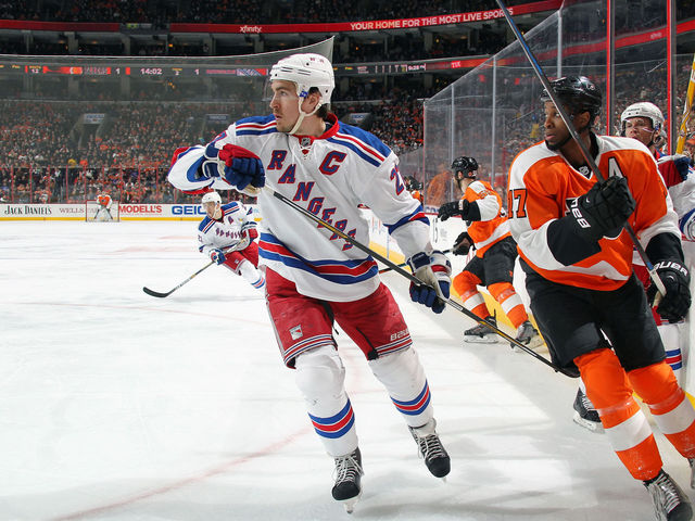 Flyers' Simmonds ejected for punching Rangers' McDonagh