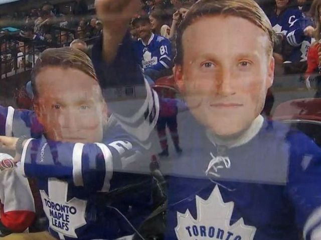 PHOTO: Maple Leafs fan dabs in giant Stamkos head
