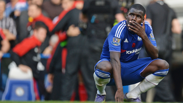 Zouma stretchered off vs. Manchester United with apparent knee injury