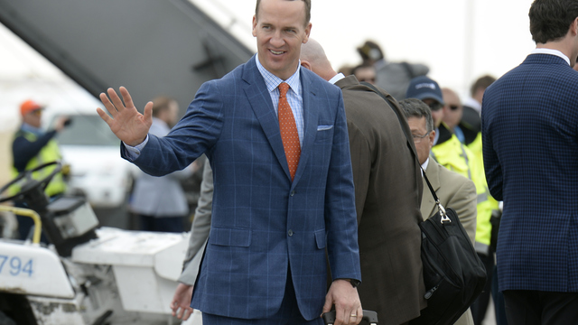 Peyton Manning fakes out crowd with retirement joke