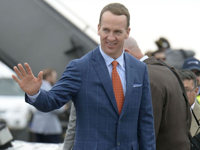 Peyton Manning fakes out crowd with retirement joke