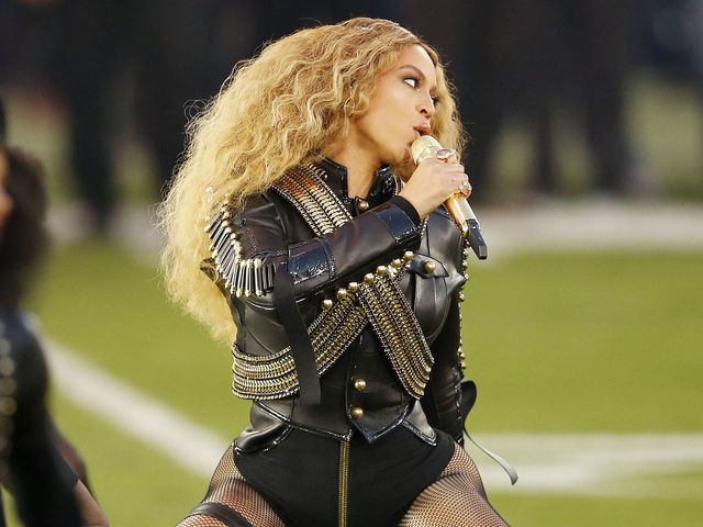 VIDEO: Beyonce nearly falls on butt during Super Bowl halftime show