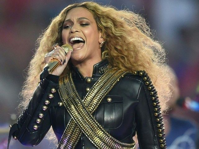 PHOTO: Beyonce pays tribute to Michael Jackson with Super Bowl outfit