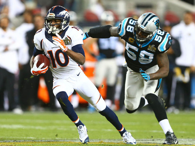 PHOTO: Thomas Davis displays broken arm, thanks everyone for support