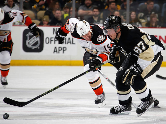 VIDEO: Crosby notches 2nd of the night from his knees