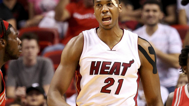 Hassan Whiteside ejected for elbowing Boban Marjanovic