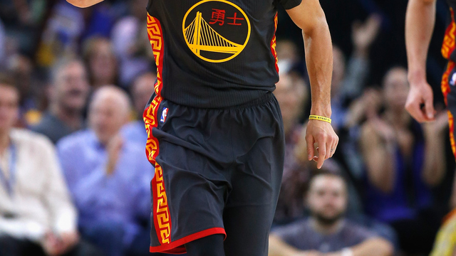 VIDEO: Stephen Curry nails buzzer-beater to survive 1st round