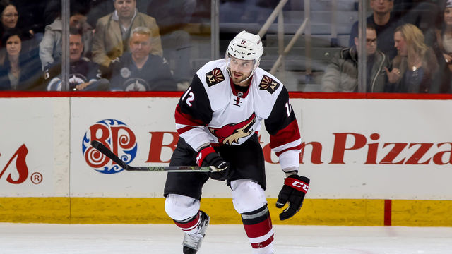 Coyotes ink Brad Richardson to 2-year pact