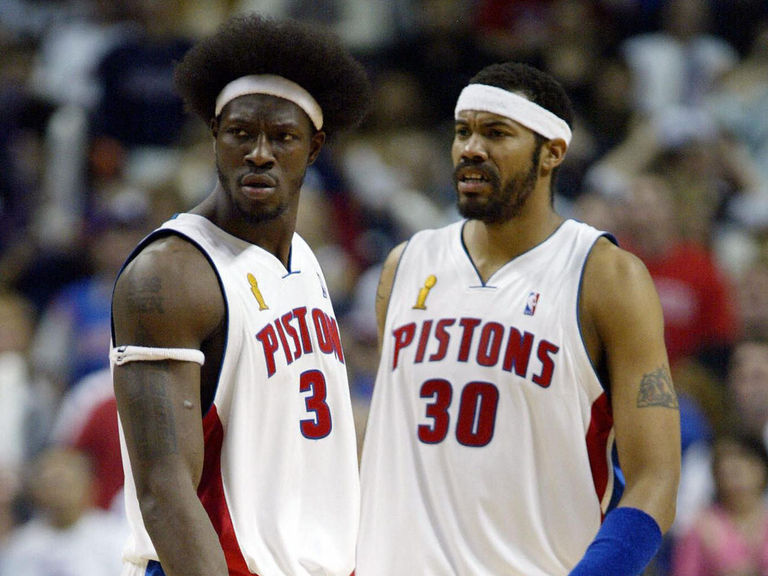 PHOTO Pistons legends present Drummond with AllStar jersey